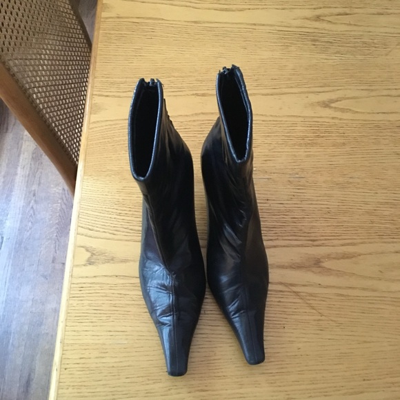 Stylish black ankle boots with small heels. - Picture 4 of 4